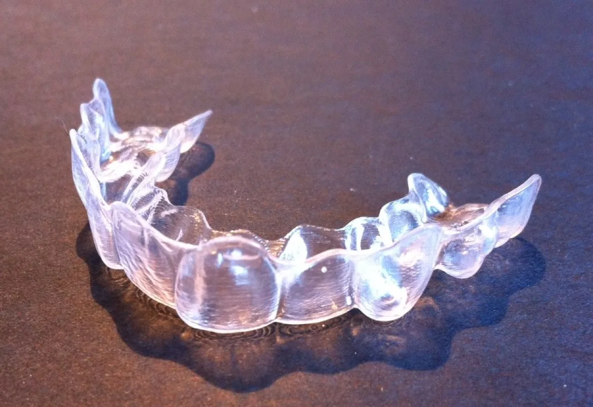 Alinhador transparente Invisalign, discreto e removível